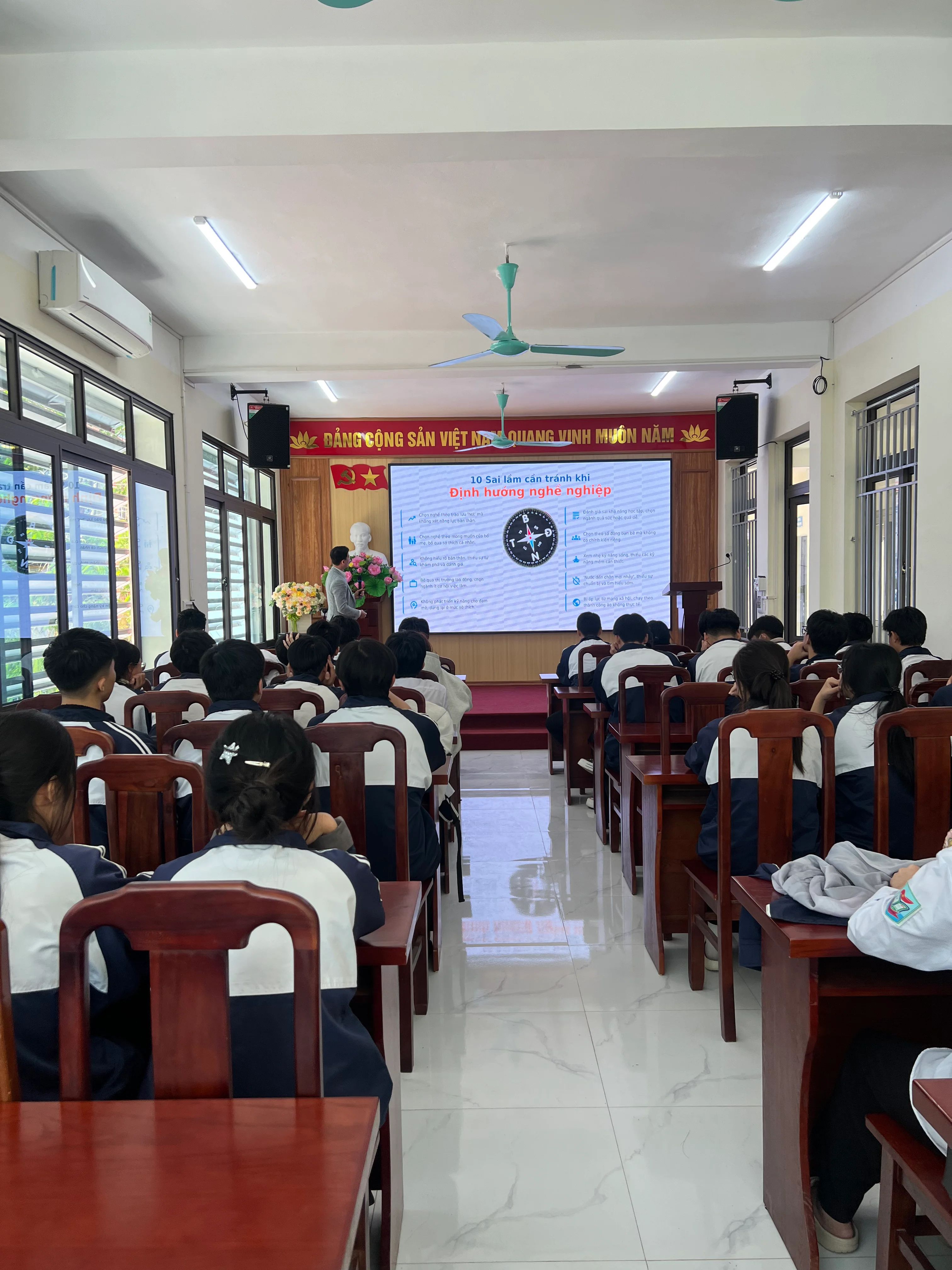 TƯ VẤN HƯỚNG NGHIỆP TẠI THPT NGUYỄN TRUNG NGẠN | Khi học sinh bắt đầu đặt câu hỏi cho tương lai