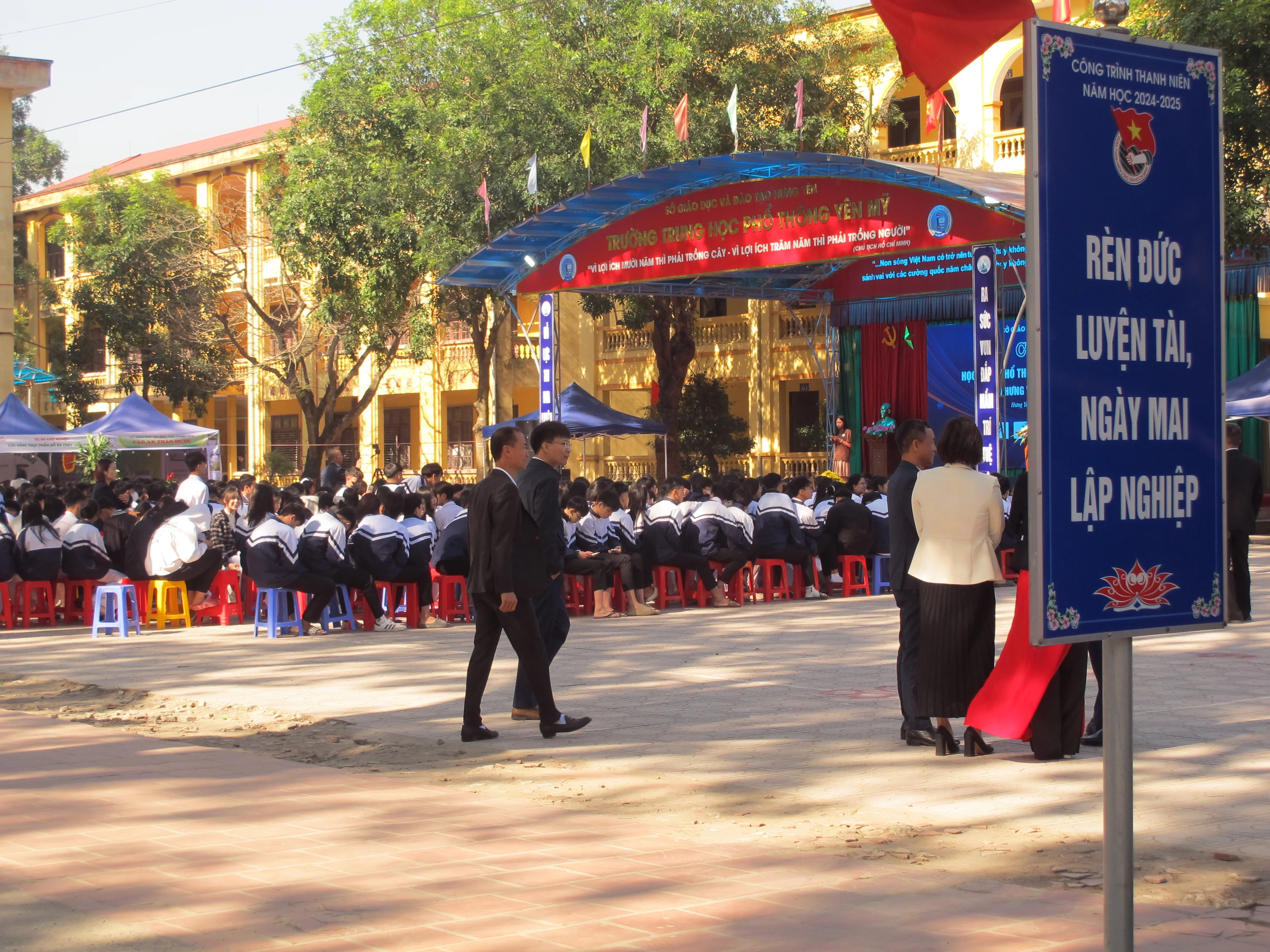 Tham gia và hỗ trợ tư vấn cho học sinh cấp 3 tại hội chợ khoa học của trường THPT Yên Mỹ.